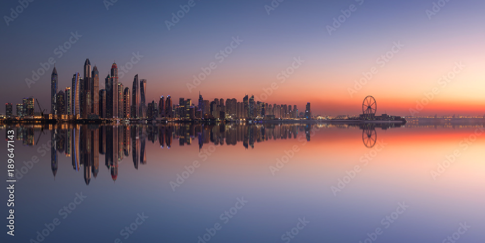 Naklejka premium Panorama von Dubai bei Sonnenuntergang und Spiegelung im Meer