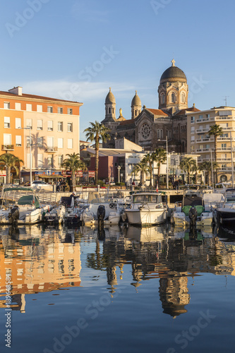Saint-Raphaël, le vieux port et la Basilique Notre-Dame de la Victoire, Var