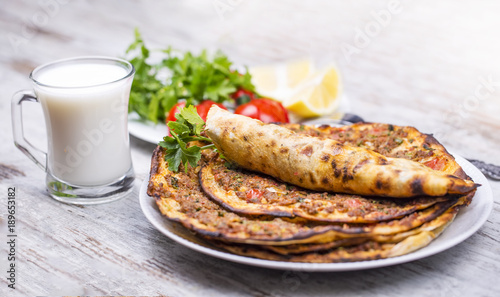 Türk mutfağından seçme yemeklerden Lahmacun