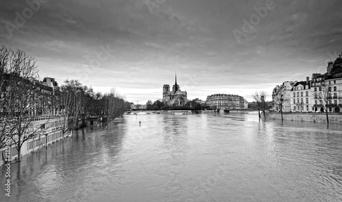 inondation de la Seine à l`Île de la cité 
