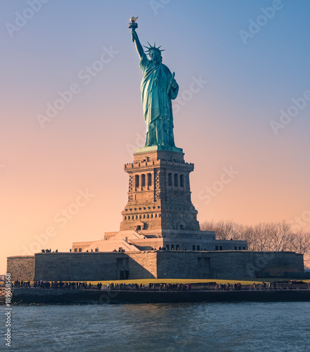 hermoso atardecer en la Estatua de la libertad y el rio Hudson en Nueva York, USA
