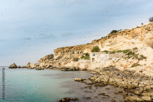Skaliste wybrzeże, niedaleko Golden bay, Malta