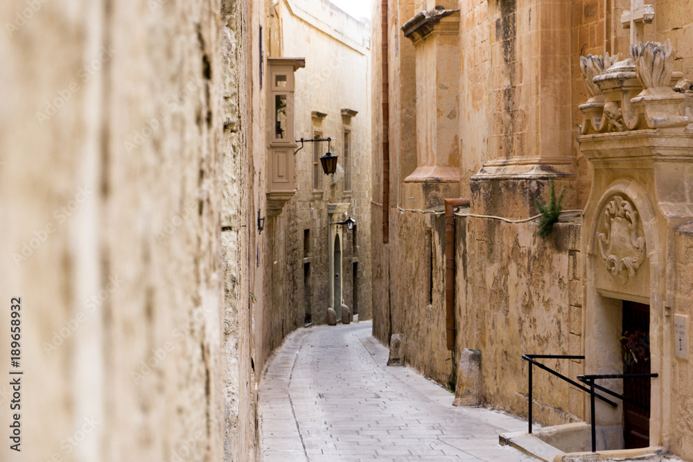 Wąska uliczka, alejka w zabytkowym mieście, Malta, Mdina