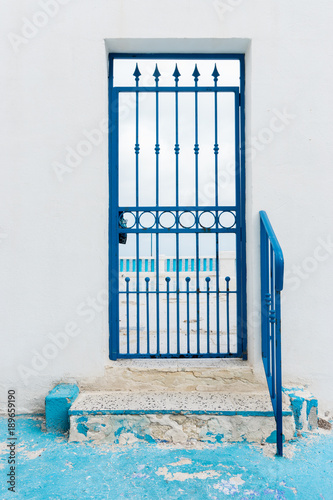 Niebieska furtka na białym tle, śródziemnomorskie, Malta 