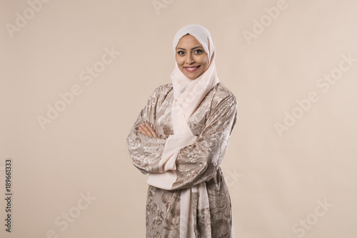 jeune femme arabe voilée avec hijab debout 