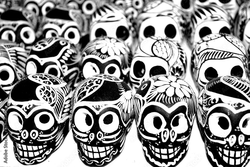Naklejka premium calaveras mexicanas hechas a mano por artistas mexicanos en blanco y negro del mercado de artesanías en San Miguel de Allende México