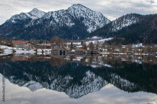 Die Bootshütten spiegeln sich im Schliersee