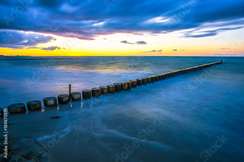 Wellenbrecher im Sonnenuntergang  Ostsee