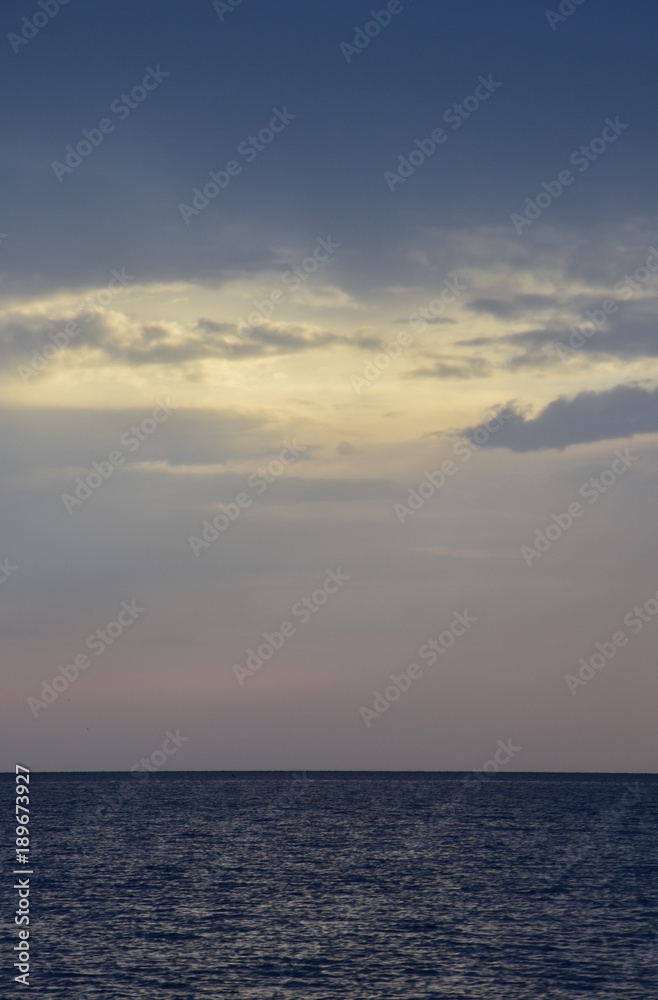 Wolkenstimmung in den frühen Morgenstunden am Meer