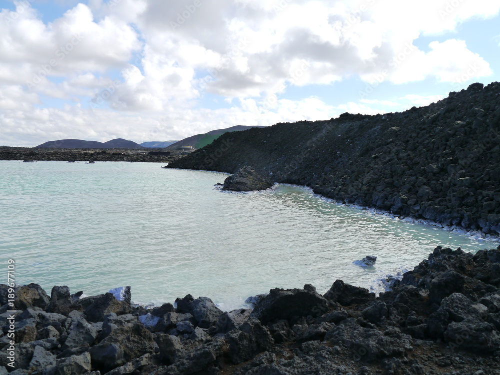 Blaues Siliziumwasser inmittten von Felsen