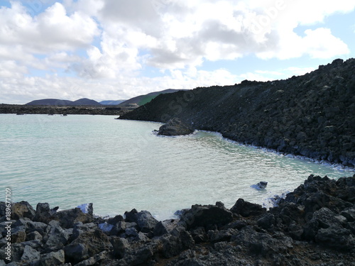 Blaues Siliziumwasser inmittten von Felsen