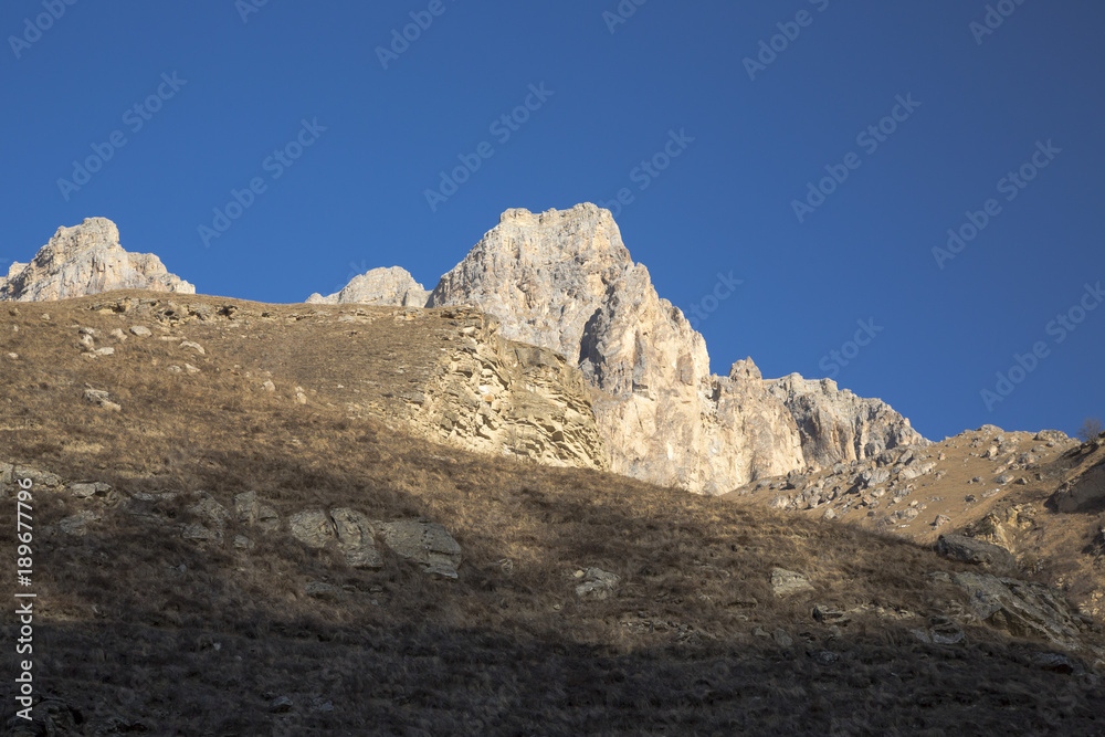 Горный пейзаж. Красивый вид на высокие скалы, живописное ущелье, дикая природа Северного Кавказа