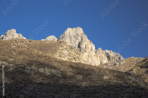 Горный пейзаж. Красивый вид на высокие скалы, живописное ущелье, дикая природа Северного Кавказа