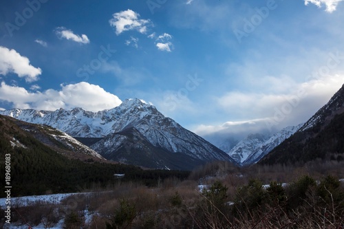 Горный пейзаж. Красивый вид на высокие скалы, живописное ущелье, дикая природа Северного Кавказа © Ivan_Gatsenko