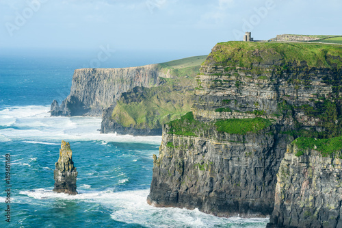 Foto O'Brien's Tower on The Cliffs of Moher, Irelands Most Visited Natural Tourist Attraction, are sea cliffs located at the southwestern edge of the Burren region in County Clare, Ireland