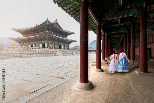 Canvas Print Asian Korean woman dressed Hanbok in traditional dress walking in Gyeongbokgung Palace in Seoul, South Korea