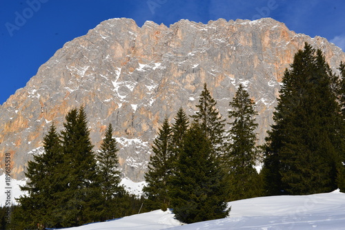 Fototapeta Naklejka Na Ścianę i Meble -  Skigebiet Ehrwalder Alm Zugspitzarena 