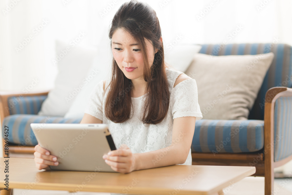 タブレット・女性 タブレット・女性