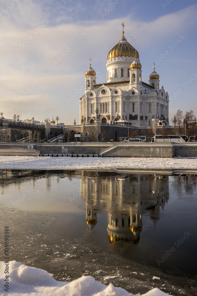 Fototapeta premium Храм Христа Спасителя зимним, морозным днем.