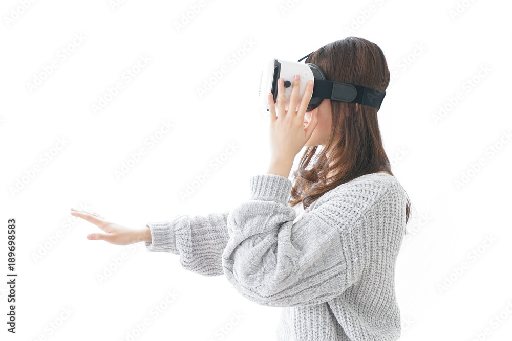 VRの体験をする女性 VRの体験をする女性