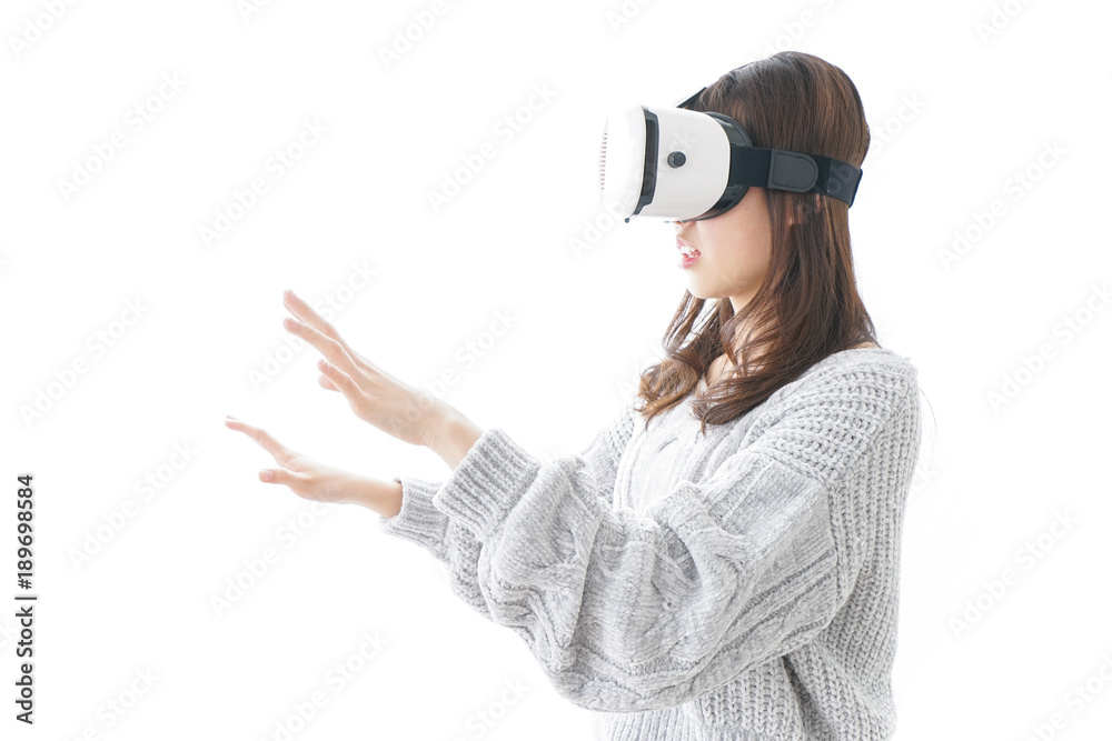 VRの体験をする女性