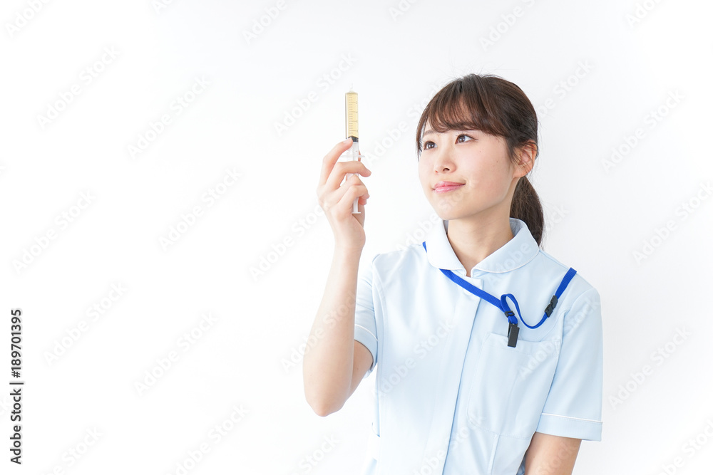 注射器を持つ看護師 注射器を持つ看護師