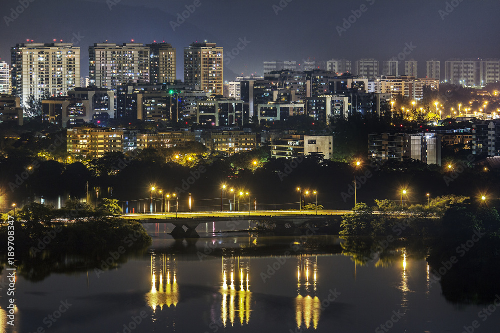 Condomínios residenciais na Barra da Tijuca, Rio de Janeiro - Brasil. Lagoa de Marapendi e ponte Alfa Barra
