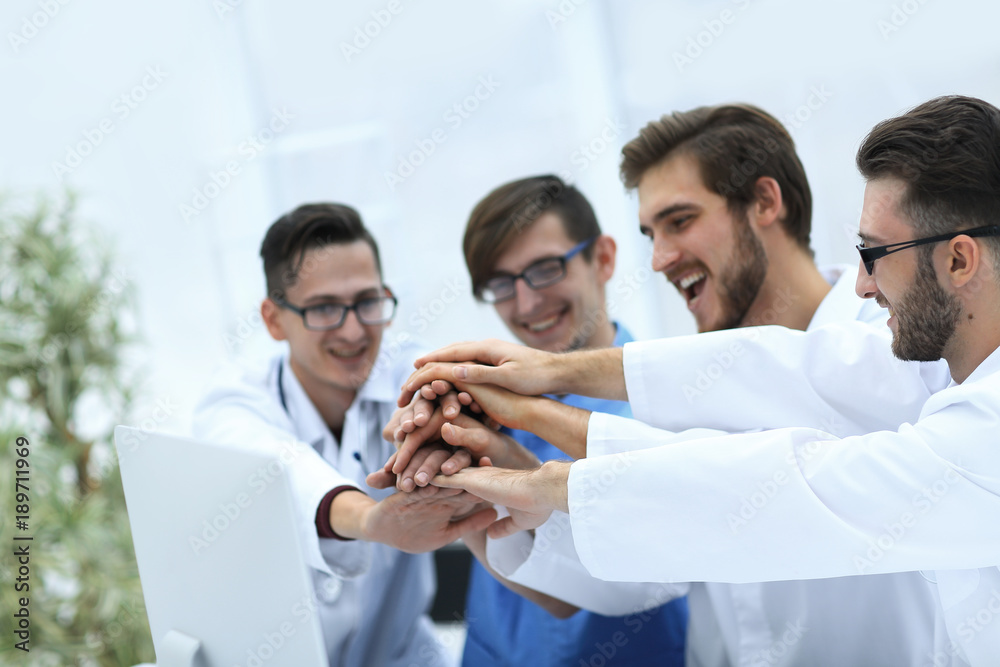 Naklejka premium medical team showing their success