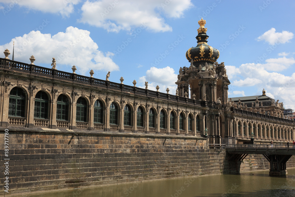 Kronentor mit den zu beiden Seiten anschließenden Langgalerien, Dresdner Zwinger, Dresden, Sachsen, Deutschland Kronentor mit den zu beiden Seiten anschließenden Langgalerien, Dresdner Zwinger, Dresden, Sachsen, Deutschland