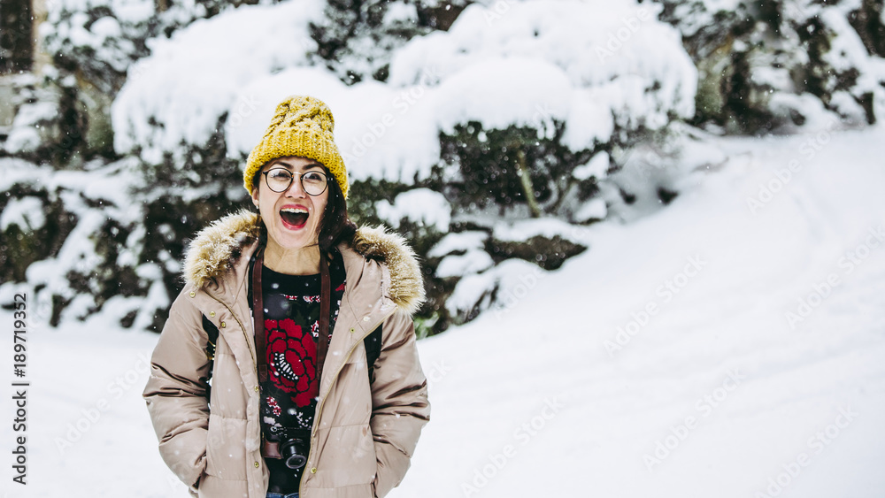 雪景色と女性 雪景色と女性