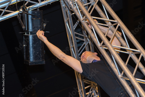 Fotografia professional stage lighting control technician at work