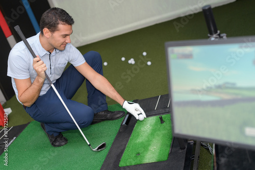 Foto young man playing virutal golf