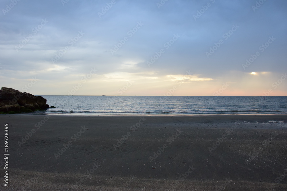 Menschenleerer Strand in den Morgenstunden
