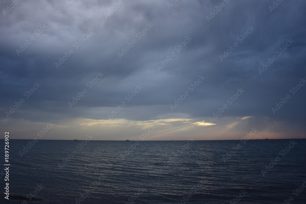Dunkle Gewitterwolken über dem Meer