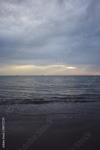 Dunkle Gewitterwolken   ber dem Meer