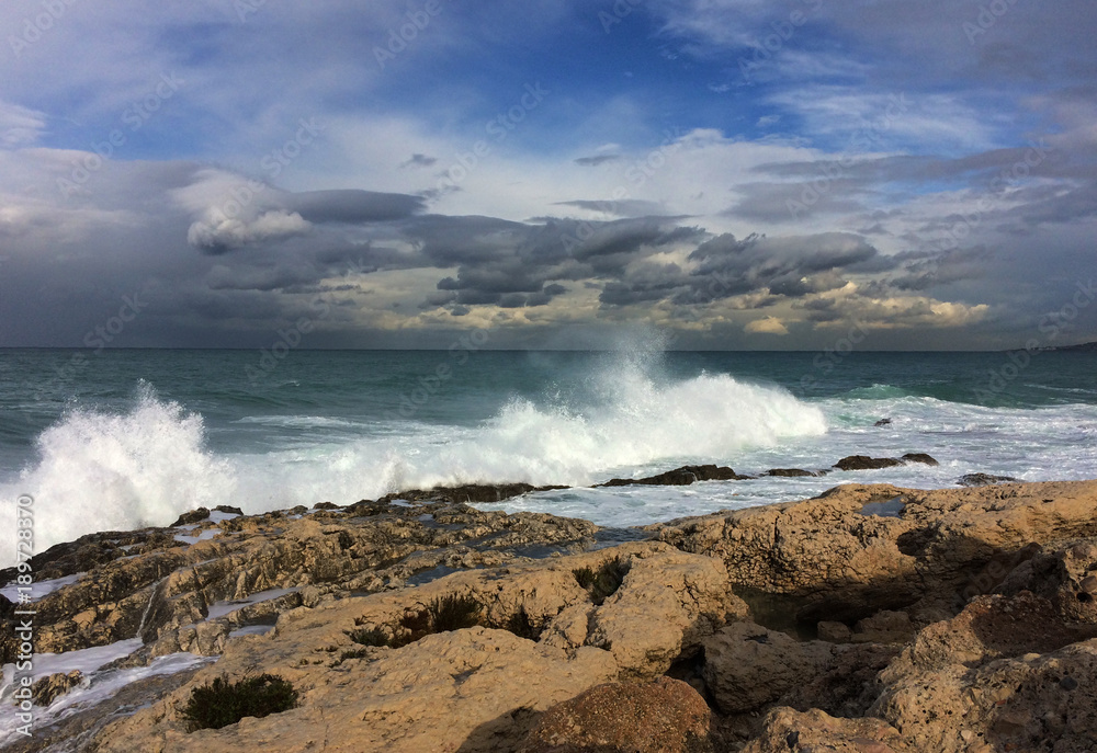 Panorama der südländischen Küste, eine große Welle und des weißen Schaumes eines Tages großen Windes