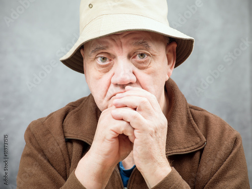 Fototapeta portrait homme âgé triste expression grave sur fond gris