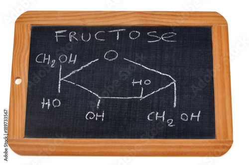 Formule chimique du fructose écrite sur une ardoise 