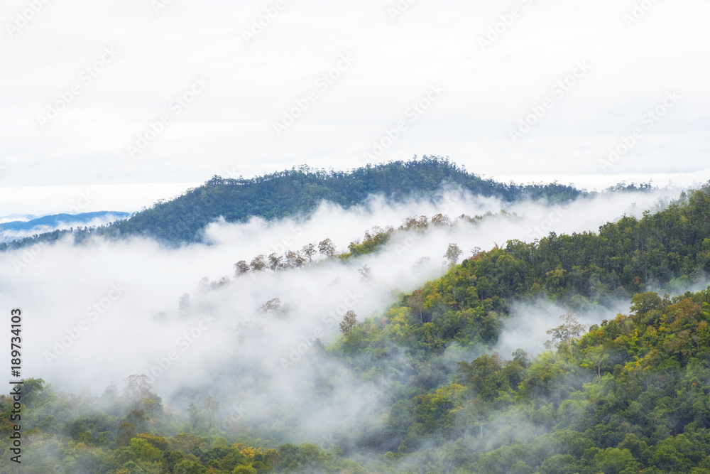 Obraz premium Clouds and mountains in the morning in the winter
