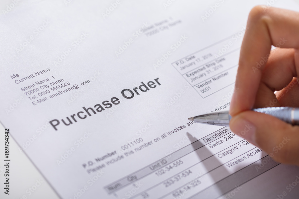 Obraz premium Person Hand Filling A Purchase Order Form