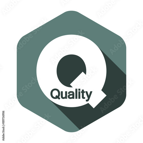 Logotipo Quality espacio negativo en Q con sombra en hexagono rojo