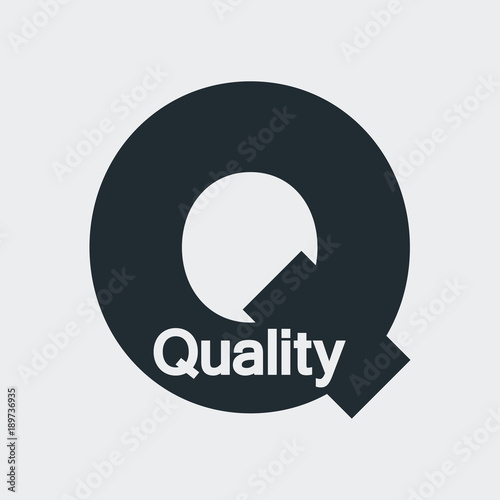 Logotipo Quality espacio negativo en Q en fondo gris
