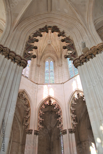 Portugal, les piliers massifs de l'église de Batalha photo