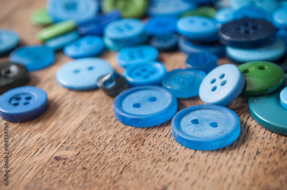 boutons de couture bleus sur table en vieux bois boutons de couture bleus sur table en vieux bois