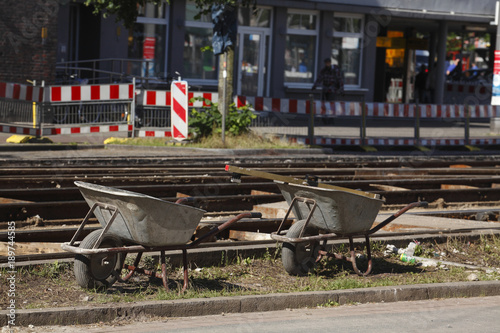 Schubkarren auf einer Baustelle photo