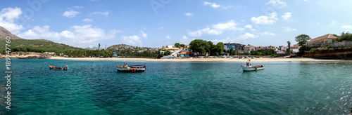 Die Boote in einer Bucht bei Tarrafal auf den Kap Verden