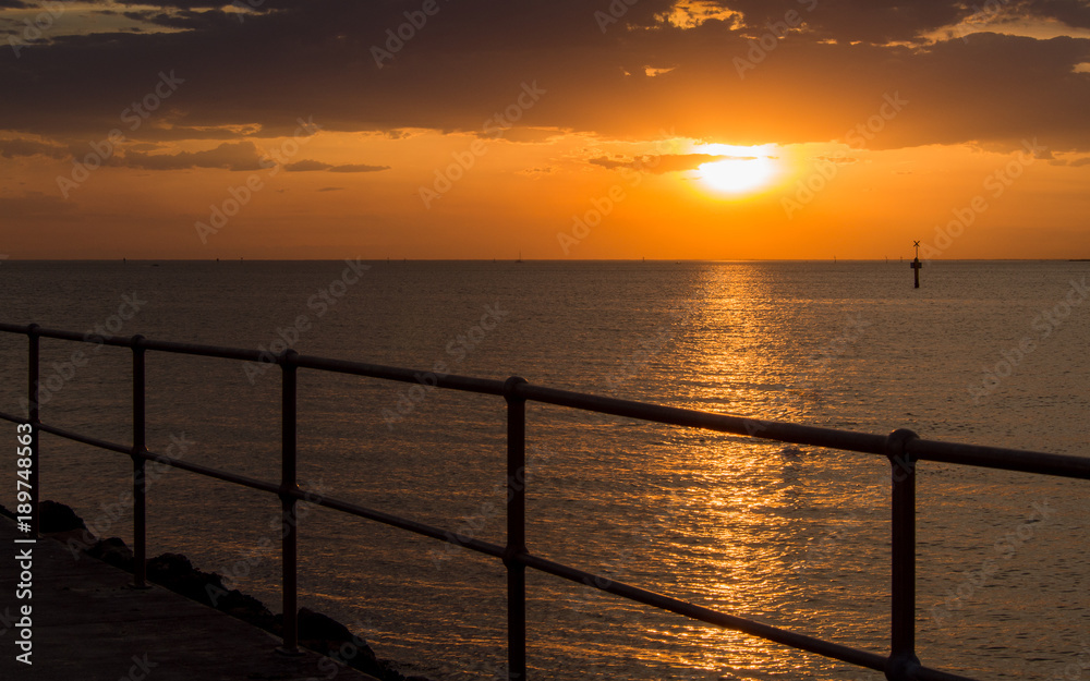 Obraz premium Scenic sunset from pier above the sea