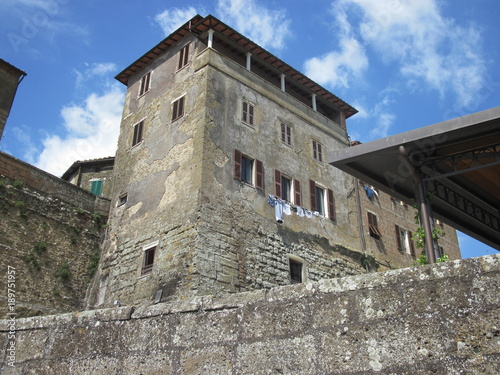 Obraz na plátně Mura di Pitigliano con palazzo e panni stesi