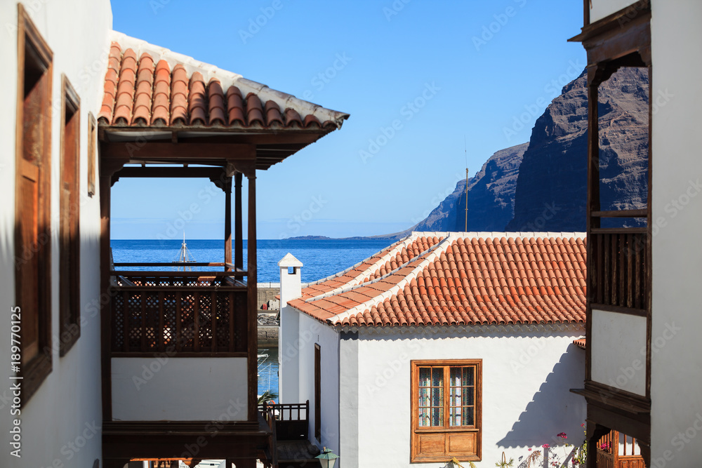 Ταπετσαρία residential apartments with sea port of Los Gigantes in the background