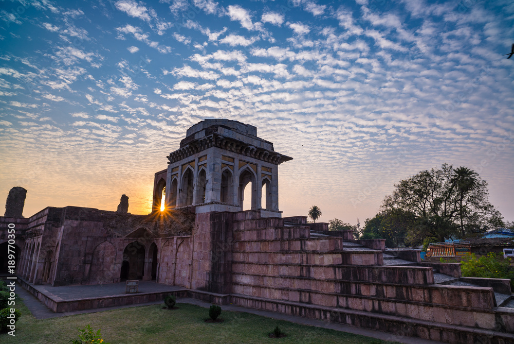 Obraz premium Mandu India, afghan ruins of islam kingdom, mosque monument and muslim tomb. Colorful sky at sunrise.